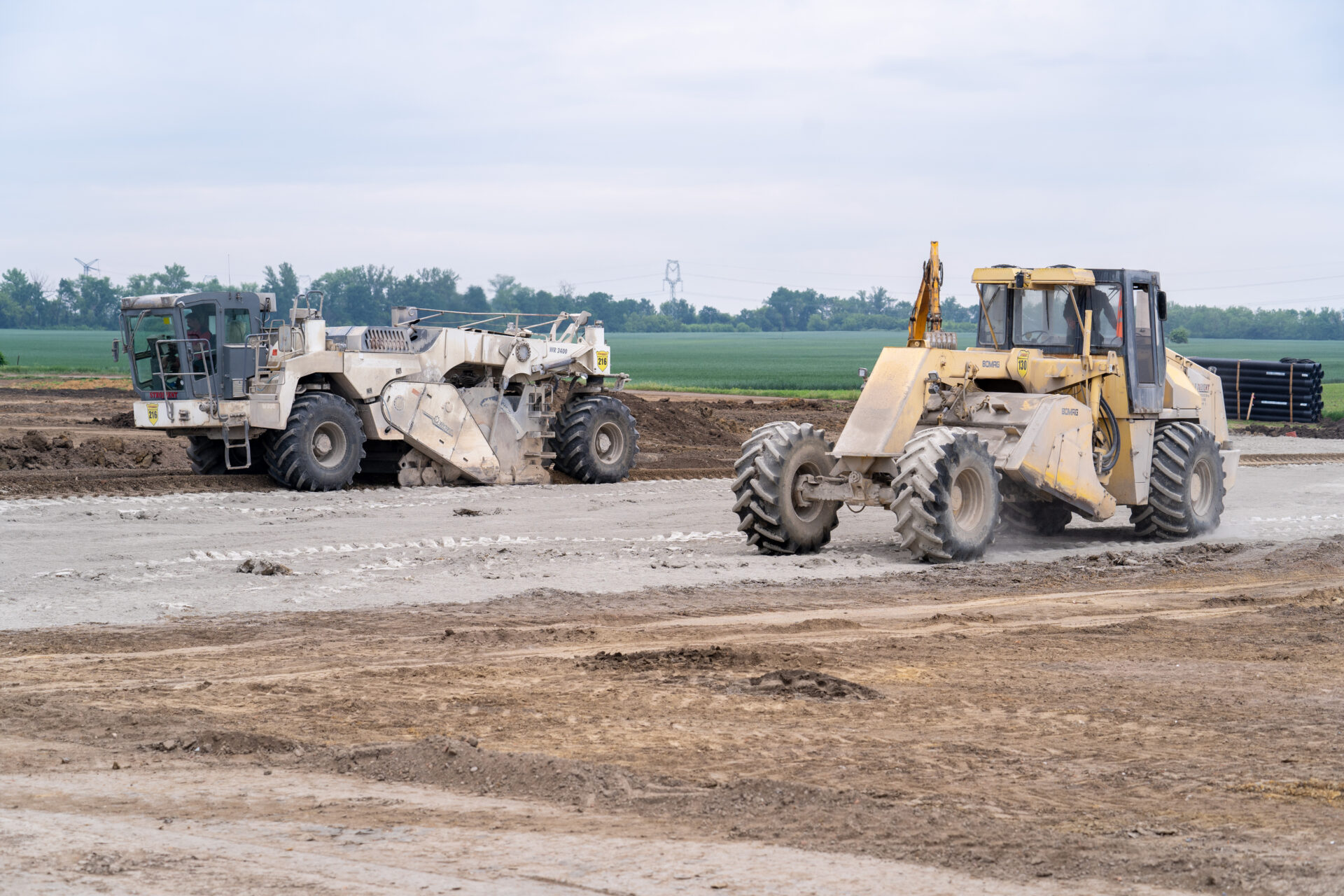 Wirtgen WR a Bomag MPH 121 | Půdní frézy a dávkovače
