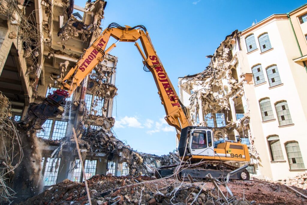 Demolicni technika pasovy bagr Liebherr R944 | Demoliční technika